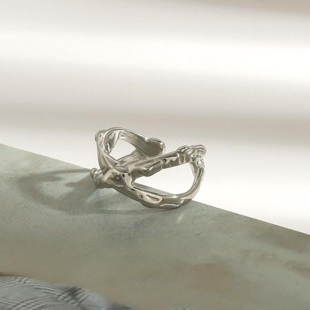 Bague ajustable pour femme, collection Charming Series, en acier inoxydable argenté, texturée et martelée, étanche.
