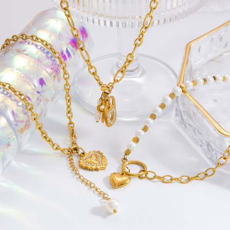 collier avec pendentif en forme de cœur élégant en acier inoxydable plaqué or  et perles artificielles pour femme, série luxueuse