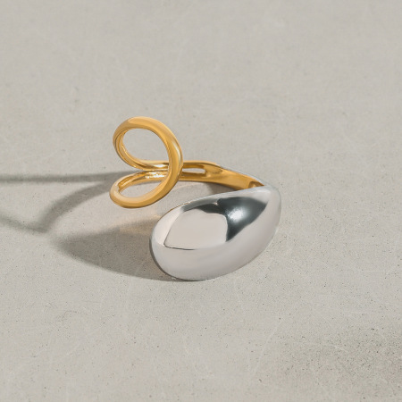 Bague simple pour femme, en acier inoxydable doré, forme ovale, design moderne, 1 pièce. Collection moderne.