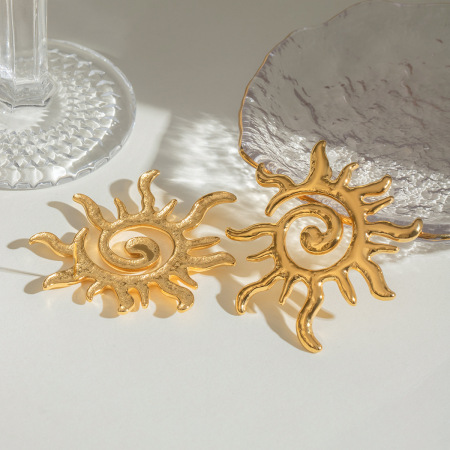 1 paire de boucles d'oreilles puces classiques Sun en acier inoxydable étanche couleur or 2