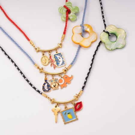 Collier pendentif élégant pour femme, collection Vivid Series, motif fleur, en acier inoxydable verni à l'huile, couleur or, étanche.