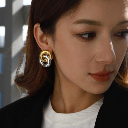 1 paire de boucles d'oreilles puces pour femme, style classique moderne, annulaires superposées, en acier inoxydable étanche, couleur or. 2