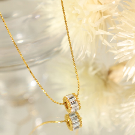 Collier pendentif femme élégant, classique, rond, en acier inoxydable, étanche, couleur or, à porter au quotidien (1 pièce)