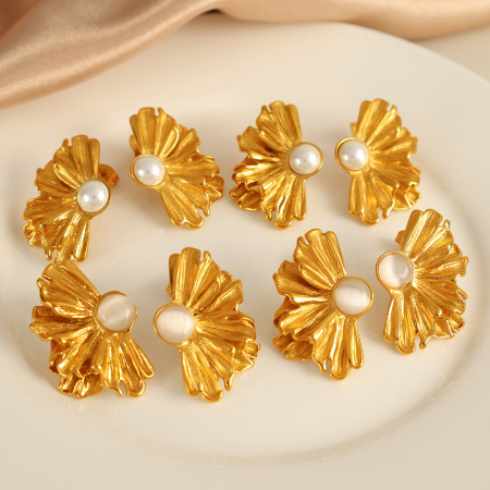 1 paire de boucles d'oreilles à tige en acier titane plaqué or avec fleur élégante et perles artificielles pour femmes