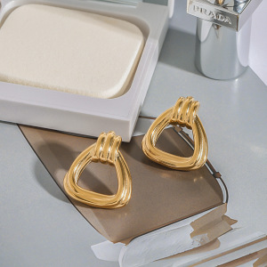 Boucles D'Oreilles Puces Minimalistes Triangulaires En Acier Inoxydable Doré, Étanches, Collection Moderne, Pour Femme (1 Paire). h5 Image7