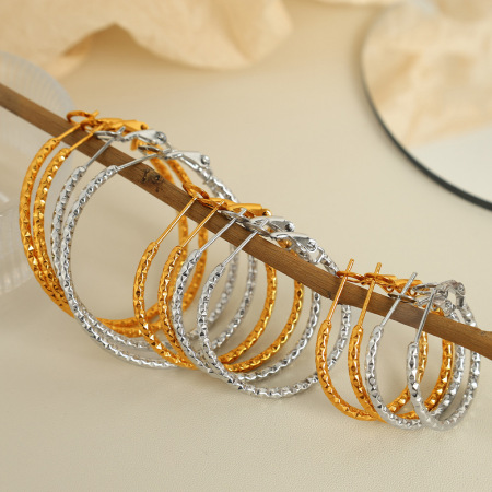 1 paire de boucles d'oreilles créoles classiques en acier inoxydable plaqué or pour femme, série simple 2