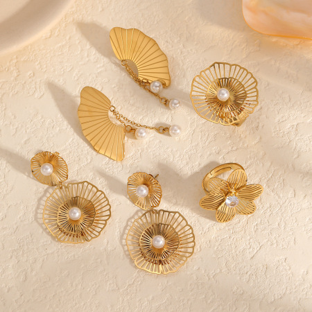 1 paire de boucles d'oreilles pendantes pour femme, collection simple « Daily Flower », en acier inoxydable plaqué or avec perles artificielles. 2
