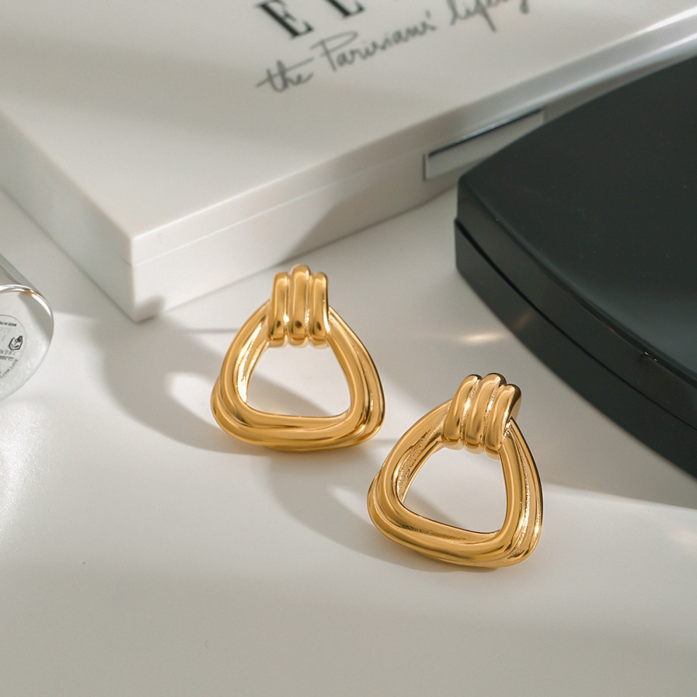 Boucles D'Oreilles Puces Minimalistes Triangulaires En Acier Inoxydable Doré, Étanches, Collection Moderne, Pour Femme (1 Paire). Image5