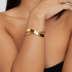 Bracelet Jonc Femme En Acier Inoxydable Doré, Étanche, À Lignes Superposées, Collection Fascinating Series (1 Pièce) h5 Image8
