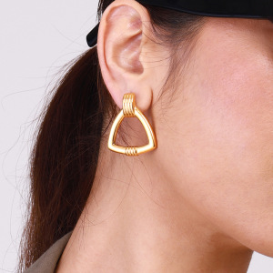 Boucles D'Oreilles Puces Minimalistes Classiques Triangulaires En Acier Inoxydable Étanche Couleur Or (1 Paire) h5 Image3