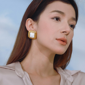 1 Paire De Boucles D'Oreilles Puces Élégantes Vogue Series En Acier Inoxydable Imperméable, Couleur Or, À Texture Martelée Quadrilatérale. h5 Image4