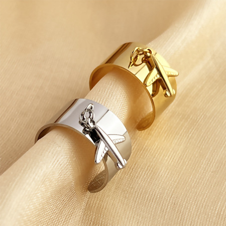Bague ajustable pour femme, motif avion, en acier inoxydable étanche couleur or (1 pièce), collection Designable Series.