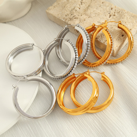 1 paire de boucles d'oreilles créoles classiques en acier inoxydable plaqué or avec zircons pour femmes, série simple
