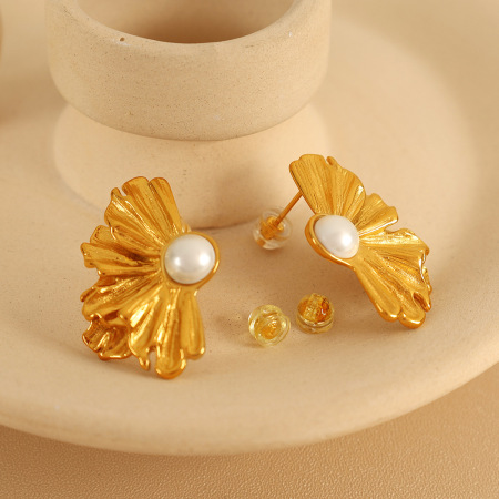 1 paire de boucles d'oreilles à tige en acier titane plaqué or avec fleur élégante et perles artificielles pour femmes 2