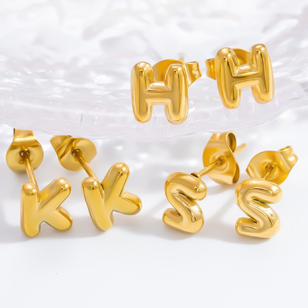 1 paire de boucles d'oreilles puces pour femme, collection Simple Series, en acier inoxydable étanche, couleur or, avec lettres assorties.
