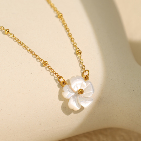 Collier avec pendentif en forme de fleur élégante, série classique, en acier titane, couleur or, pour femme, 1 pièce