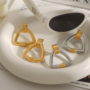 Boucles D'Oreilles Puces Minimalistes Classiques Triangulaires En Acier Inoxydable Étanche Couleur Or (1 Paire) h5 Image6