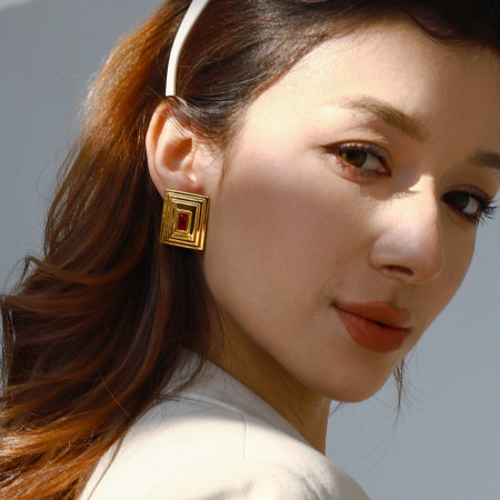 1 paire de boucles d'oreilles puces pour femme, style rétro chic, forme quadrilatérale, en acier inoxydable étanche, couleur or, collection Luxueuse. 2