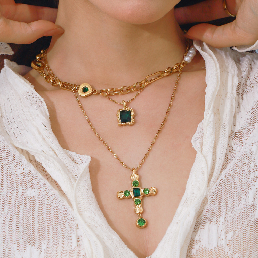 Collier Pendentif Femme En Acier Inoxydable Doré, Croix Verte, Étanche, Collection Exquise (1 Pièce) Image2