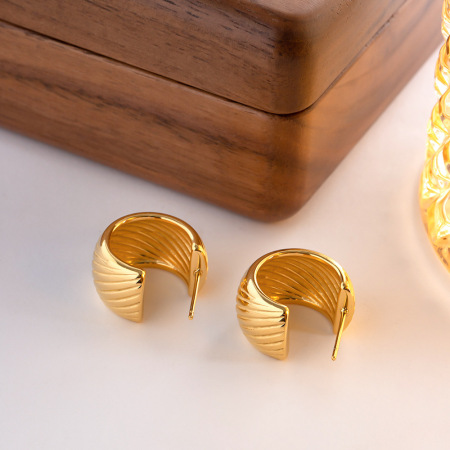 1 paire de boucles d'oreilles puces pour femme, style classique et luxueux, couleur unie, en forme d'anneau, en acier inoxydable plaqué or. 2