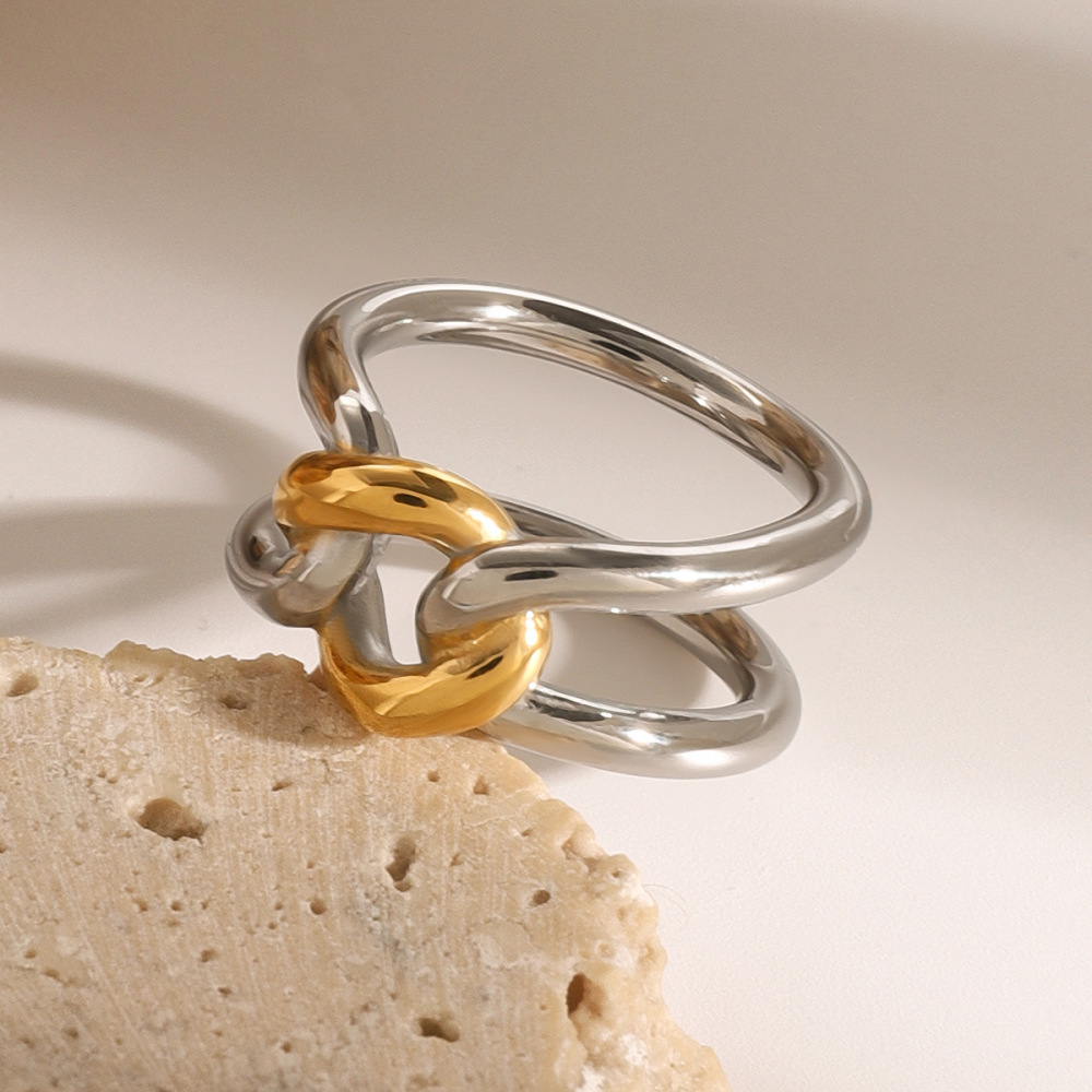 Bague Simple Pour Femme, Collection Simple Twist, En Acier Inoxydable Plaqué Or Et Étanche (1 Pièce). Image4