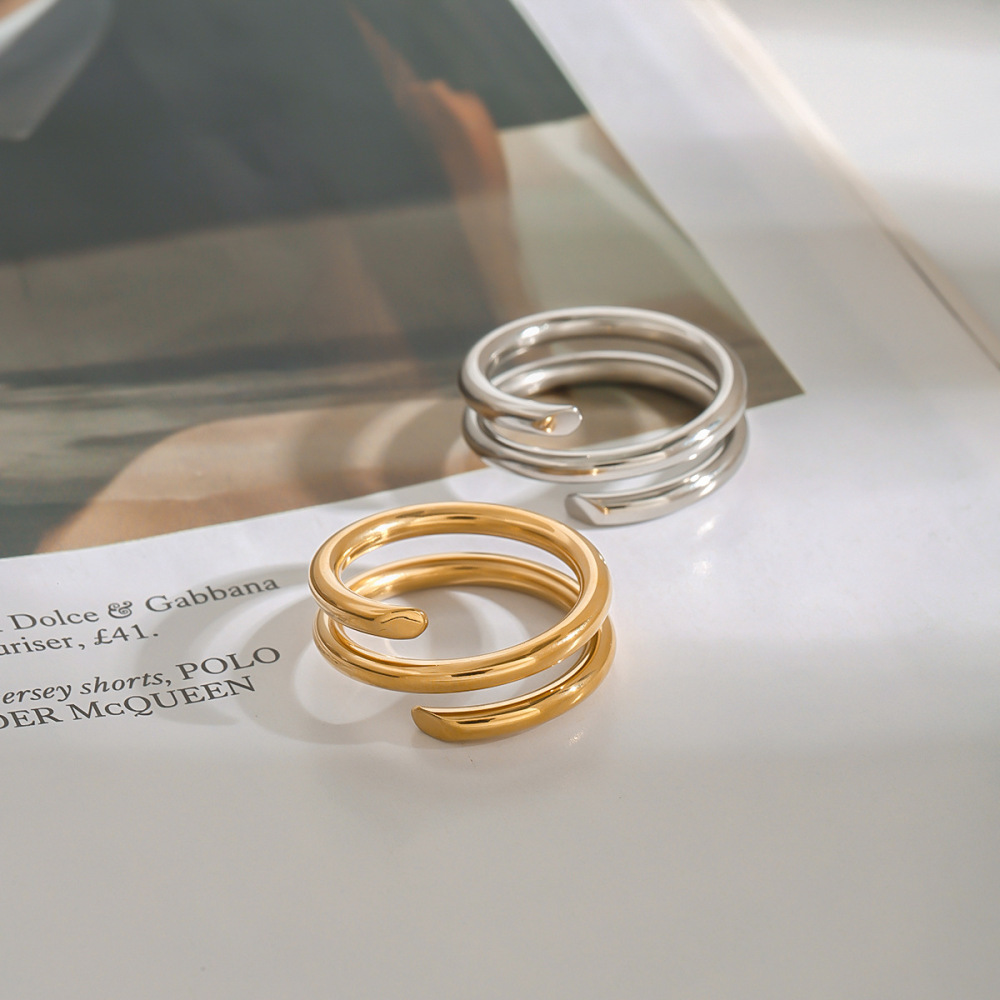 Bague Simple Pour Femme, Collection Minimaliste Chic À Trois Anneaux, En Acier Inoxydable Étanche Couleur Or. Image4