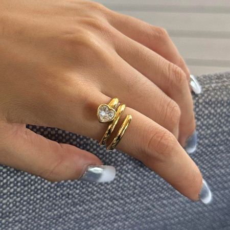 Bague simple pour femme, en acier inoxydable doré, ornée d'un zircon et ornée d'un cœur décontracté. 2