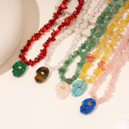 Collier de perles pour femme, style bohème, en acier inoxydable, couleur or, orné de pierres naturelles irrégulières et de formes de main (1 pièce).