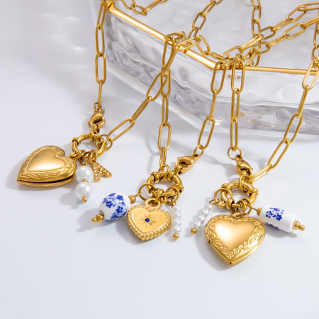 Collier pendentif pour femme, collection classique, en porcelaine, avec pendentif cœur et lettres aléatoires, en acier inoxydable, couleur or, étanche, orné d'une perle artificielle.