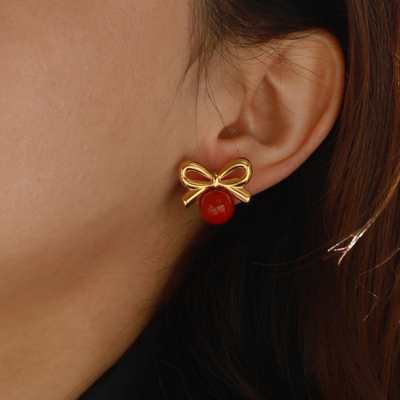 1 paire de boucles d'oreilles puces pour femme, style rétro nœud papillon, sphère rouge, en acier inoxydable étanche couleur or.