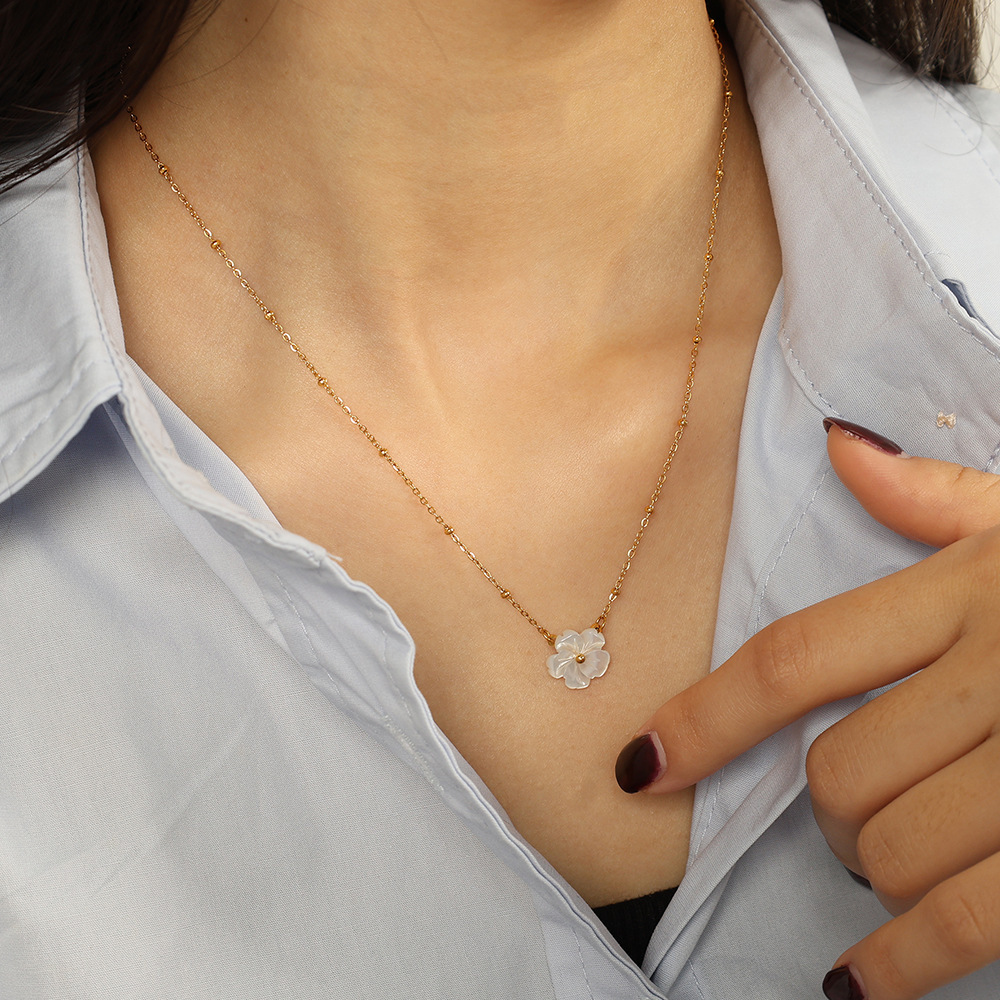 Collier Avec Pendentif En Forme De Fleur Élégante, Série Classique, En Acier Titane, Couleur Or, Pour Femme, 1 Pièce Image5