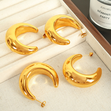 1 paire de boucles d'oreilles puces classiques et simples en acier inoxydable plaqué or pour femme