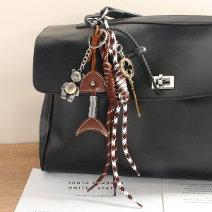1 Pièce De Breloques De Sac Pour Femme En Pu De Couleur Unie Rétro De La Série Classique h5 Image4