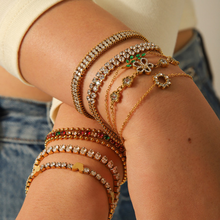 Bracelet femme en acier inoxydable étanche, orné d'une pierre précieuse orientée et d'un design luxueux et léger.