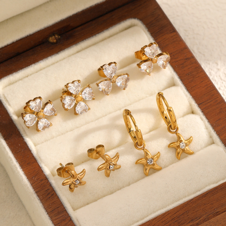Boucles d'oreilles puces pour femmes Sparkling Clovers en acier inoxydable étanche couleur or 2