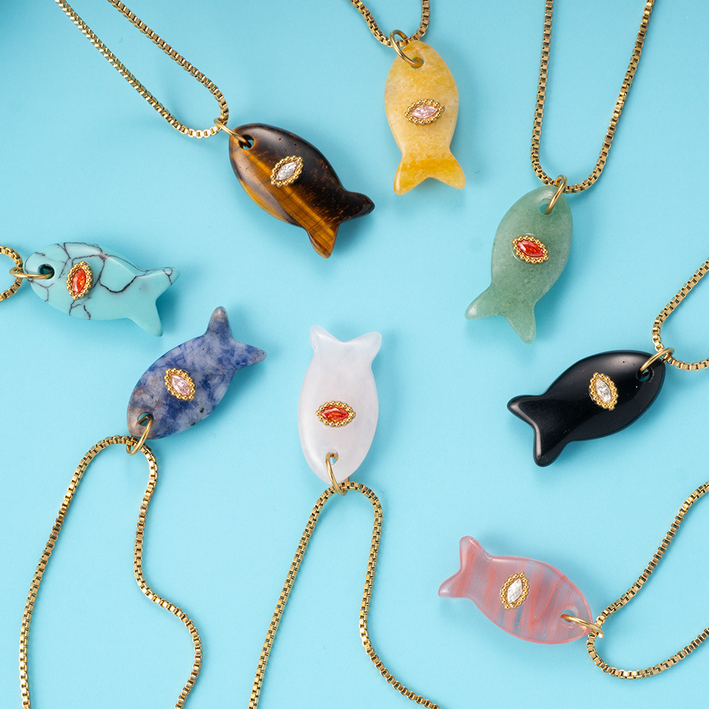 Collier Pendentif Femme En Acier Inoxydable Plaqué Or, Pierre Naturelle, Motif Poisson Texturé, Collection Lustrous (1 Pièce) Image4