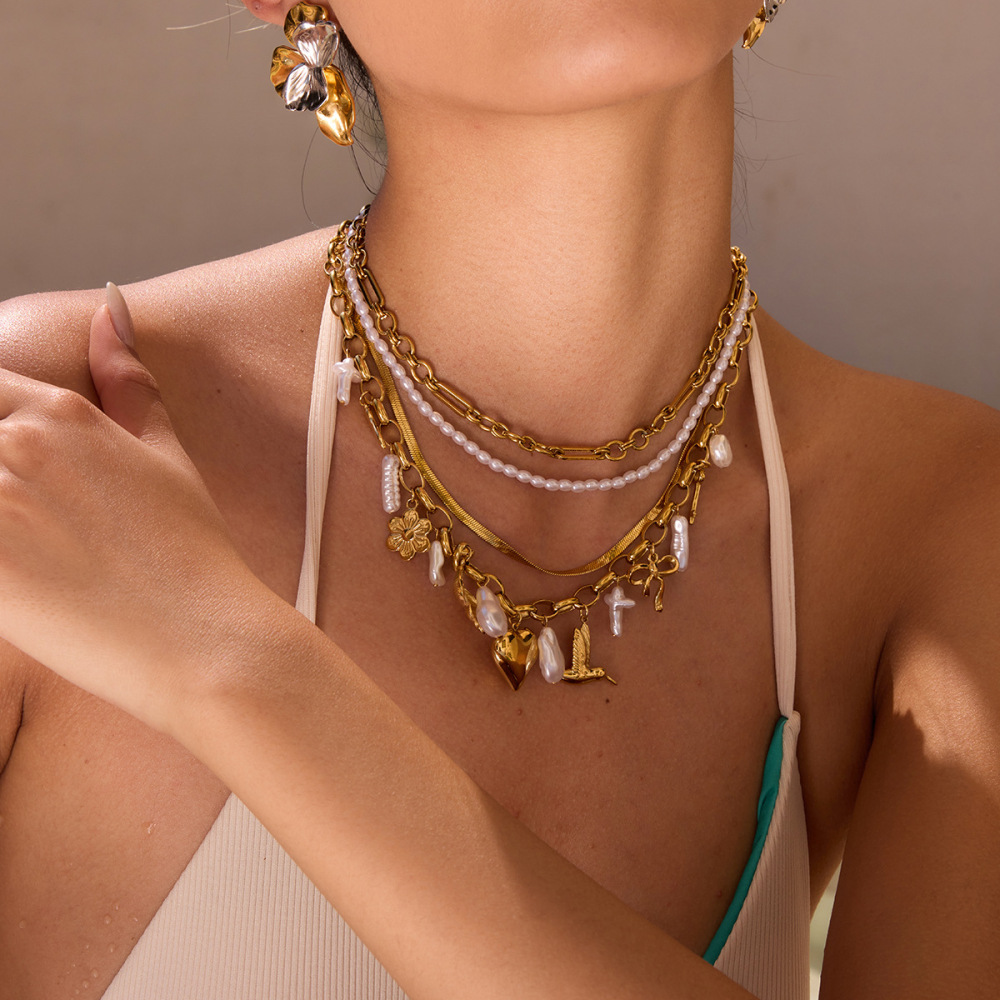 Colliers Avec Pendentif En Forme De Cœur En Acier Inoxydable Couleur Or De Style Ins h5Image2