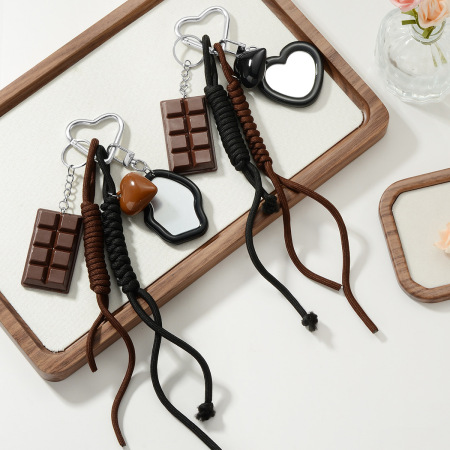 Breloques quotidiennes en forme de cœur et de sac en chocolat