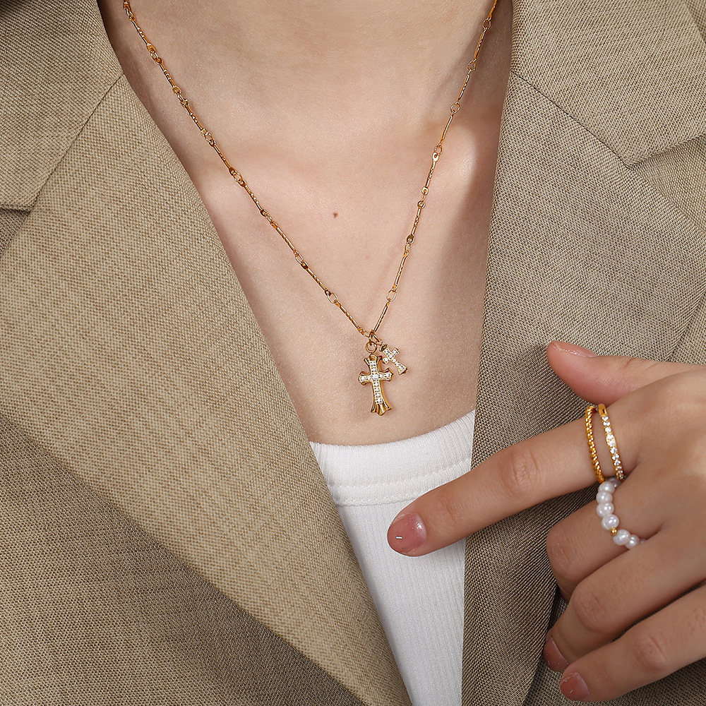 Colliers Avec Pendentif Croix En Acier Titane Couleur Or Image4