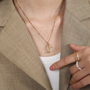 Colliers Avec Pendentif Croix En Acier Titane Couleur Or h5 Image4