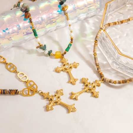 Collier de perles pour femme, série rétro, en acier inoxydable, couleur or, avec croix et pierre naturelle, orné d'un pendentif croix complexe (1 pièce)