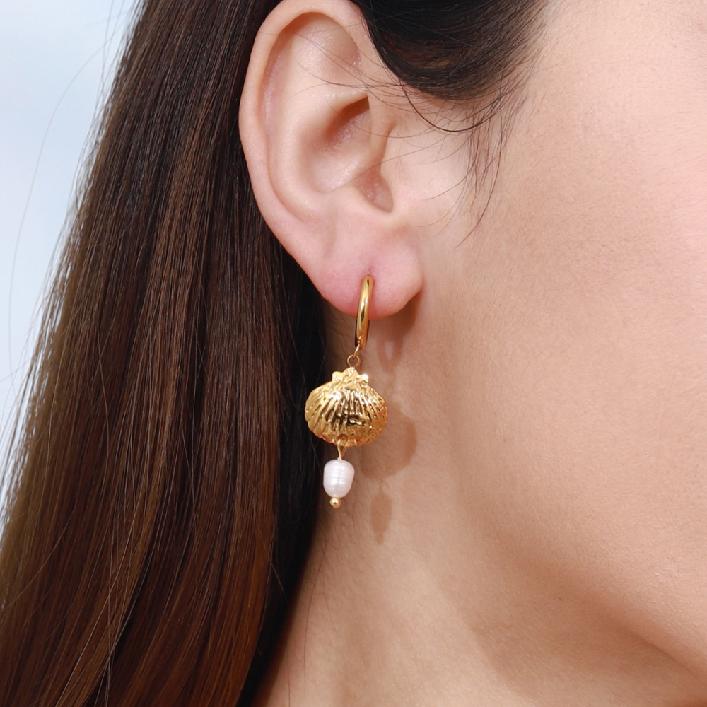 Boucles D'Oreilles Pendantes Pour Femme, Motif Tortue, En Acier Inoxydable, Couleur Or, Imperméables, Avec Perles Artificielles (1 Paire). Collection Simple. Image4