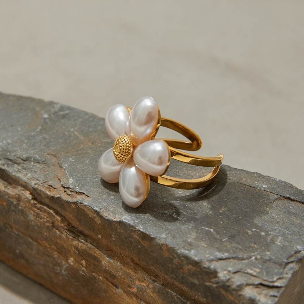 Bague Romantique En Acier Inoxydable Étanche Couleur Or Avec Motif Floral Image3
