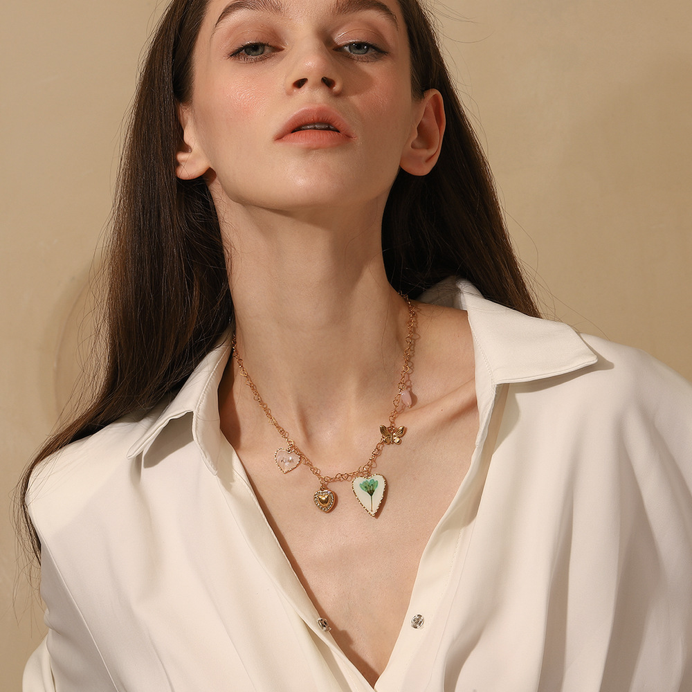 Colliers Pour Femmes Avec Pendentif En Forme De Cœur Et De Papillon Romantiques De Style Luxueux Image4