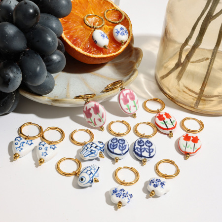 Boucles d'oreilles pendantes en céramique dorée avec des animaux mignons