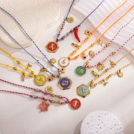 1 paire de colliers pendentifs pour femmes, collection romantique rétro géométrique en acier inoxydable, couleur or, étanches 2