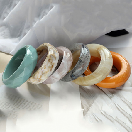 Bracelets pour femmes en acrylique sophistiqués et élégants