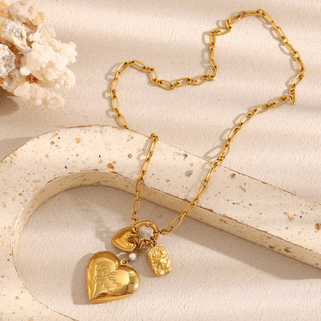 Collier pour femme avec pendentif cœur classique de style luxueux en acier inoxydable doré et étanche 2