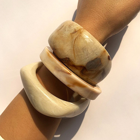 Bracelets pour femmes en acrylique, légers et luxueux, ronds et lisses, à surface floue 2