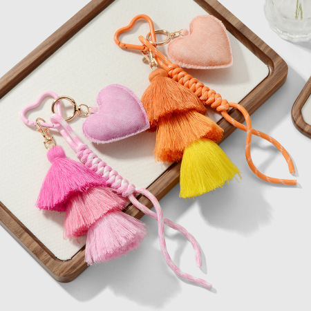 Breloques de sac en alliage en forme de cœur et de pompons